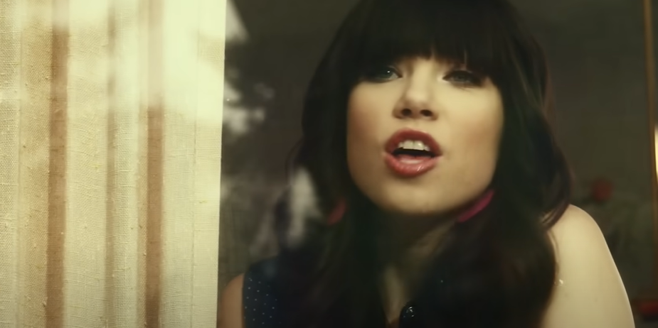 Call Me Maybe de Carly Rae Jepsen que significa y de que trata la canción. Call Me Maybe de Carly Rae Jepsen que significa y de que trata la canción.